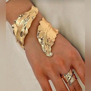 Bracelet and ring leaf in gold color